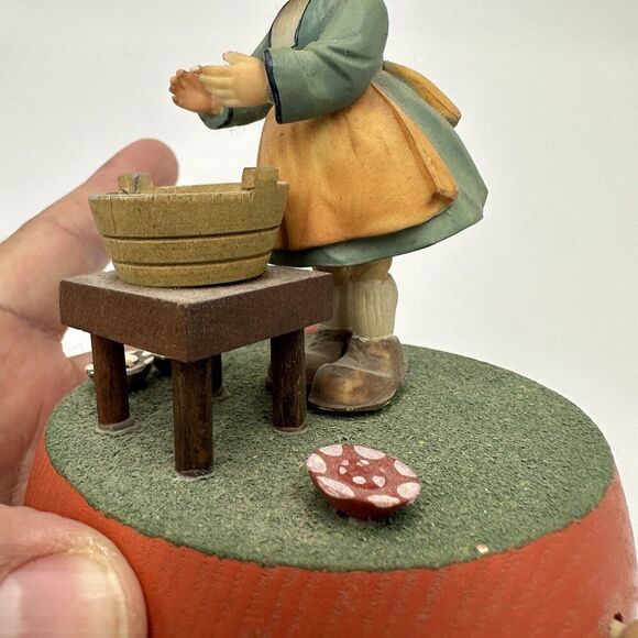Anri Music Box Plays Raindrops Keep Falling On My Head Girl Washing Laundry - Picture 9 of 10